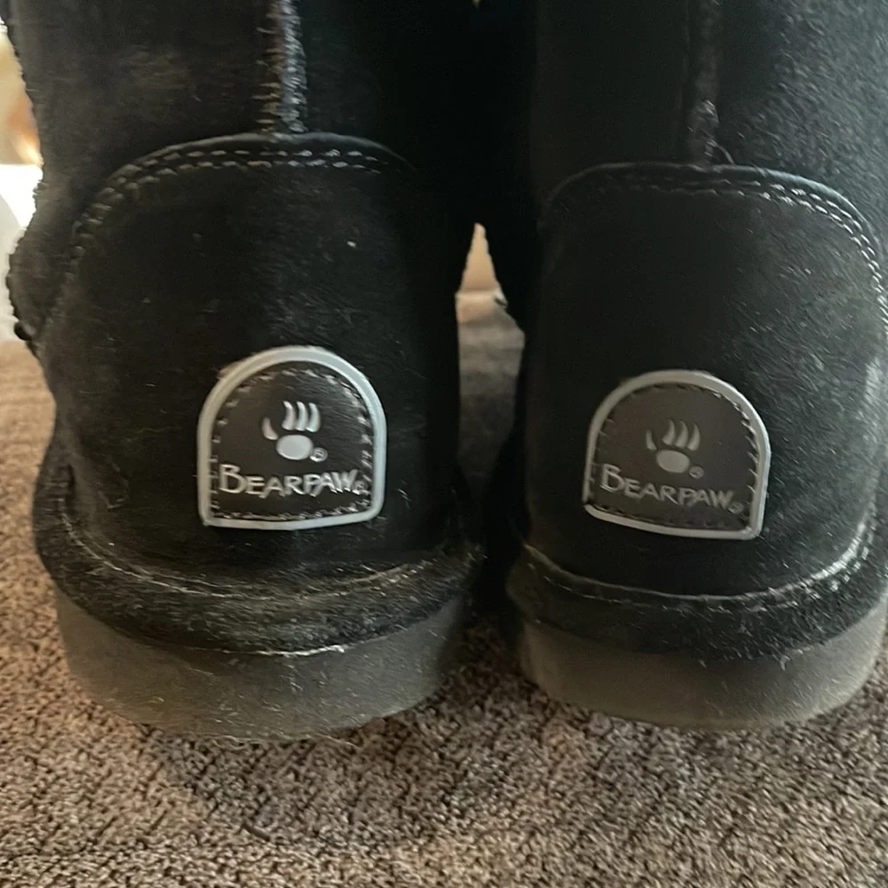 BearPaw winter boots sz 9. Like new. Daughter wore a time or two. - Picture 2 of 4